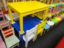 žlutý stoleček
